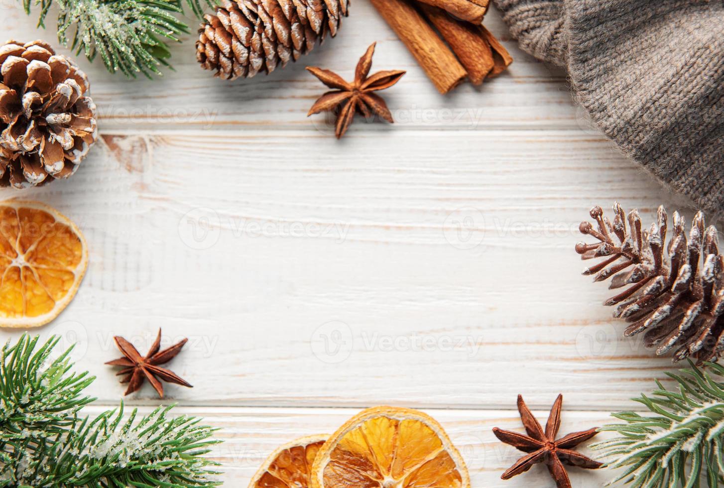 décoration de noël avec des cadeaux faisant un cadre avec espace de copie. photo