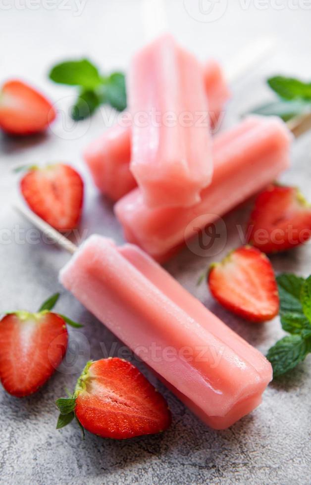sucettes glacées à la fraise photo