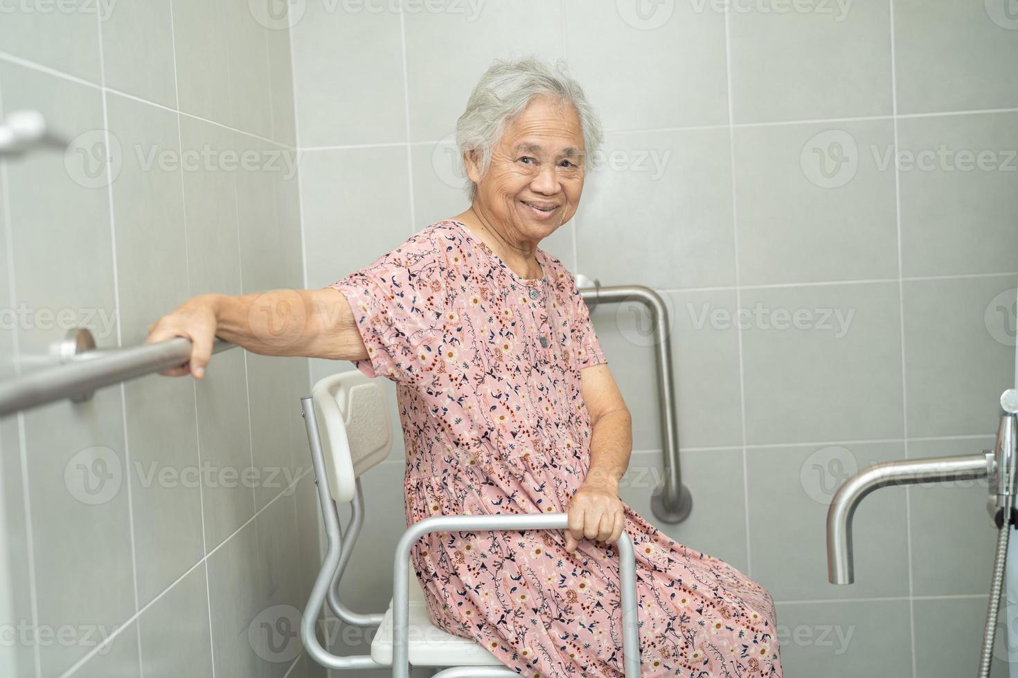 Une patiente asiatique âgée ou âgée utilise la sécurité de la poignée de la salle de bain des toilettes dans la salle d'hôpital de soins infirmiers, concept médical solide et sain. photo