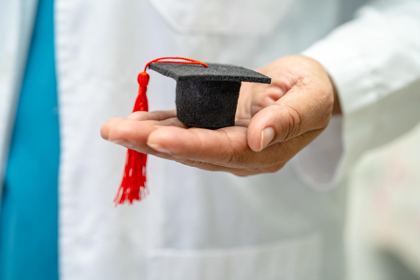 étude de médecin asiatique apprendre avec un chapeau d'écart de graduation dans la salle d'hôpital, concept de médecine d'éducation de génie brillant intelligent. photo