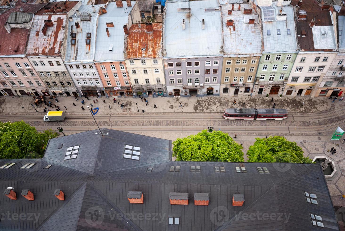 vue sur le square rynok depuis le toit de l'hôtel de ville. Ukraine, Lviv photo