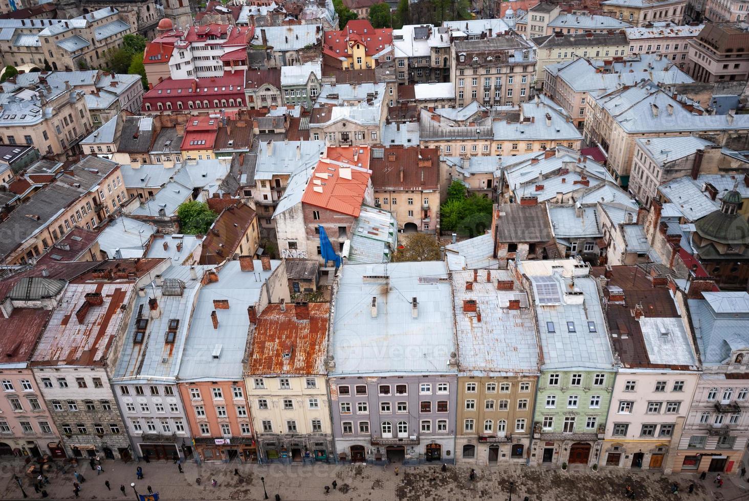 vue sur les toits des immeubles. vue sur le square rynok depuis le toit de l'hôtel de ville. Ukraine, Lviv photo