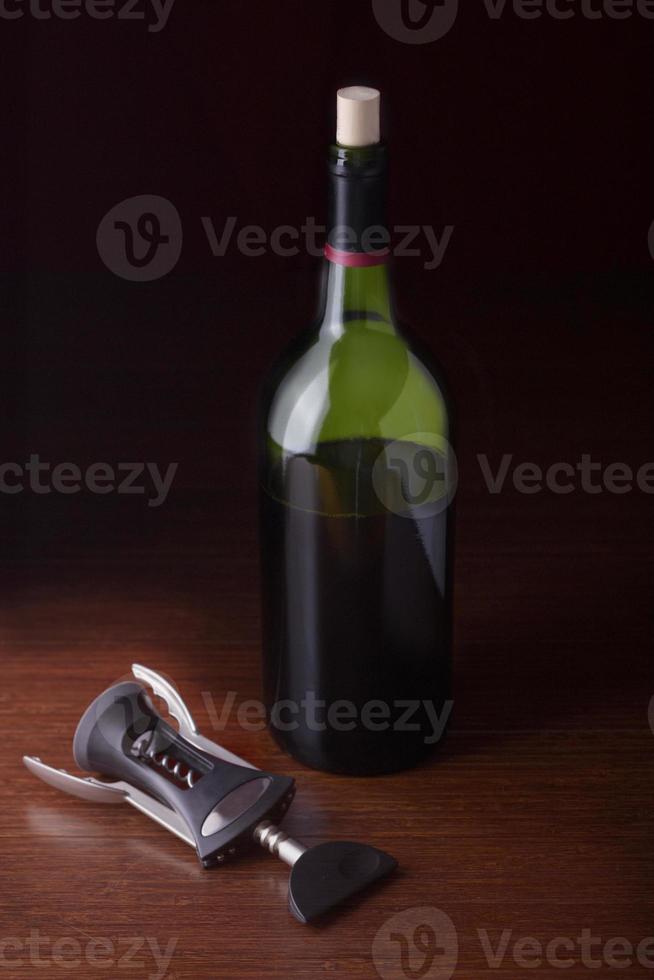 tire-bouchon et une bouteille de vin photo
