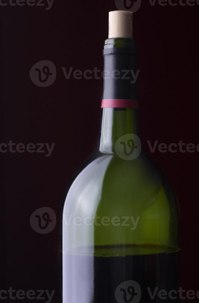 bouteille de vin sur fond sombre photo