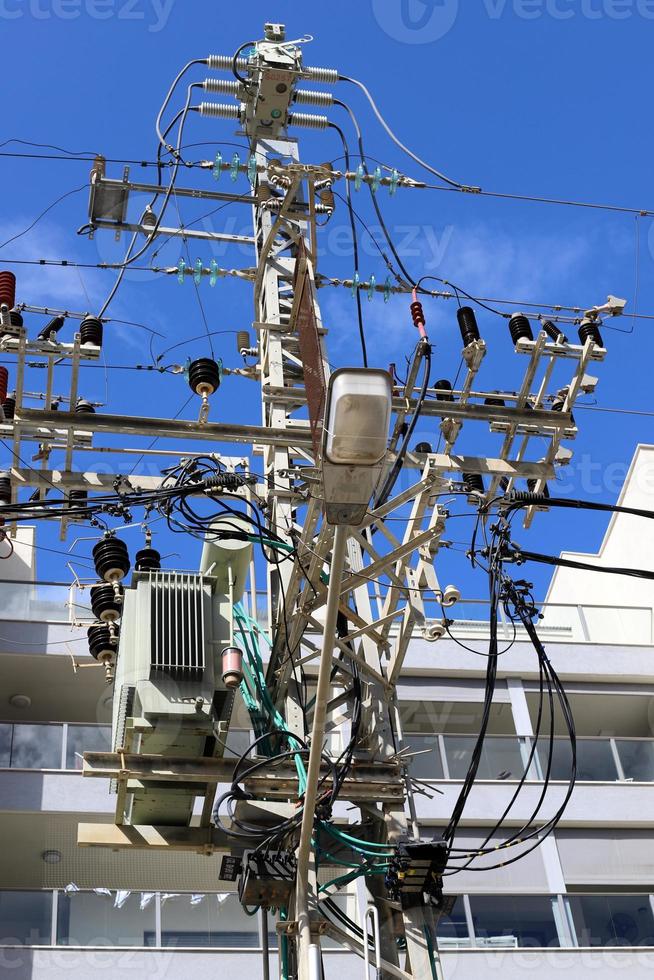 fils sur un poteau transportant du courant électrique à haute tension. photo