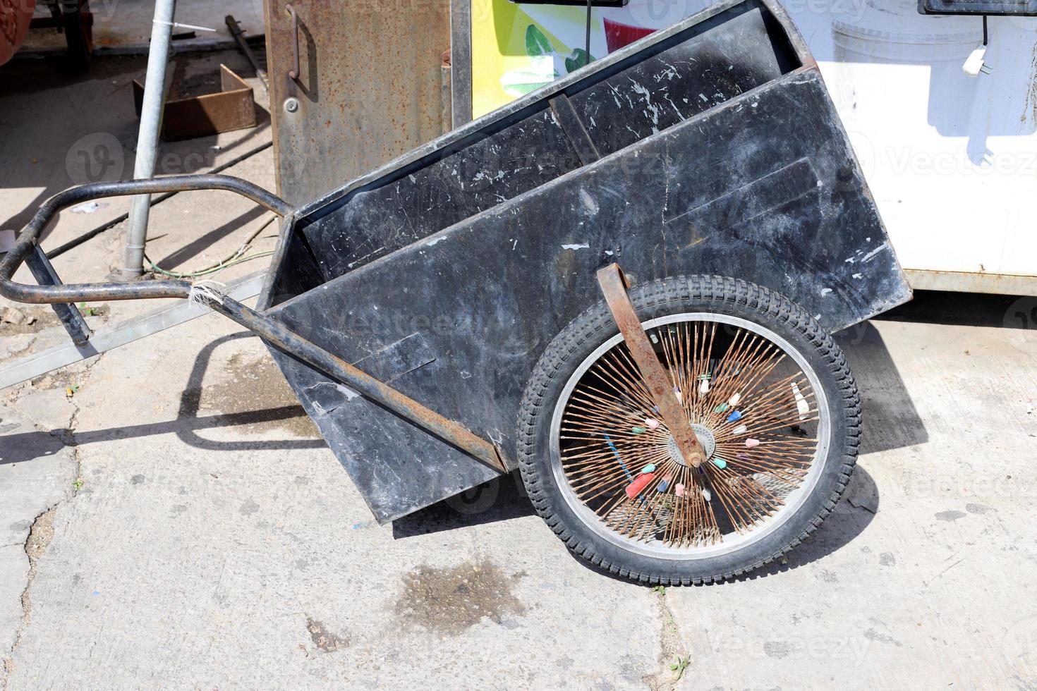 chariot remorque pour le transport de marchandises diverses. photo