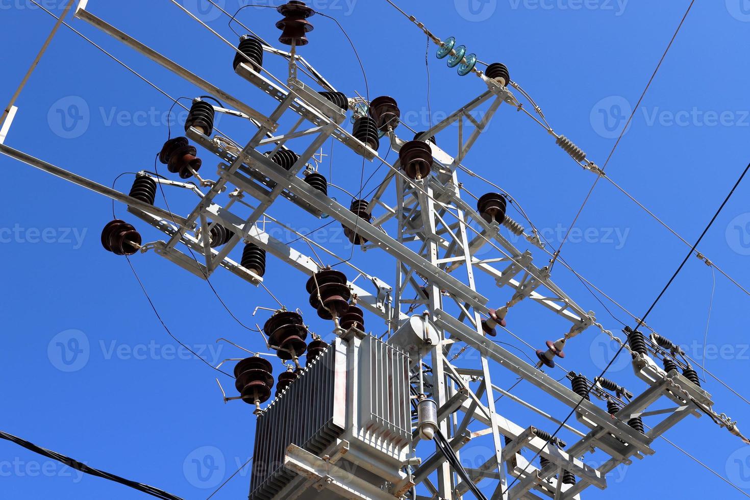 fils sur un poteau transportant du courant électrique à haute tension. photo