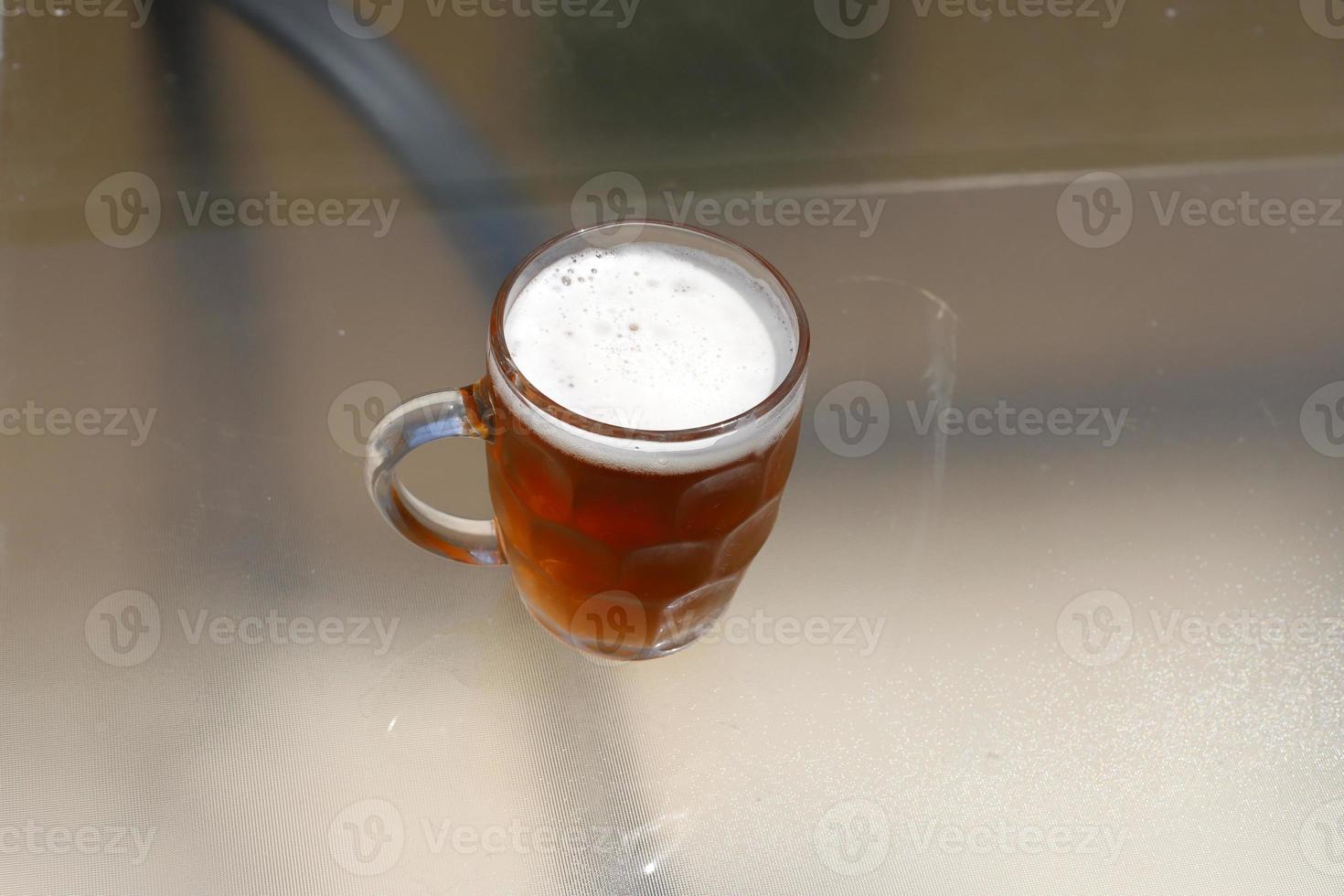 dans un verre de bière fraîche et froide. photo