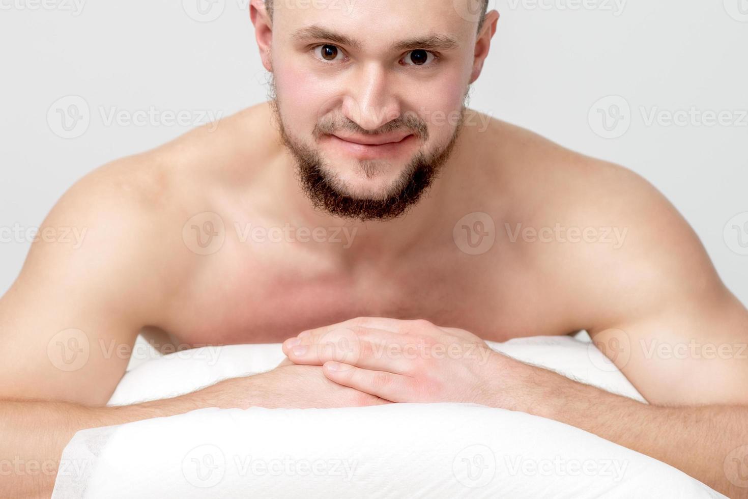 homme allongé sur le devant sur table spa photo