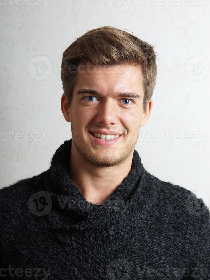 jeune homme souriant photo