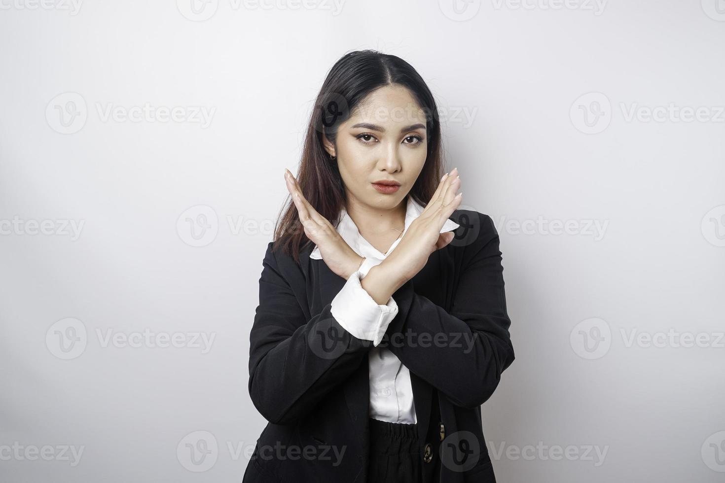 belle femme asiatique portant un costume noir avec un geste de la main pose le rejet ou l'interdiction avec espace de copie photo
