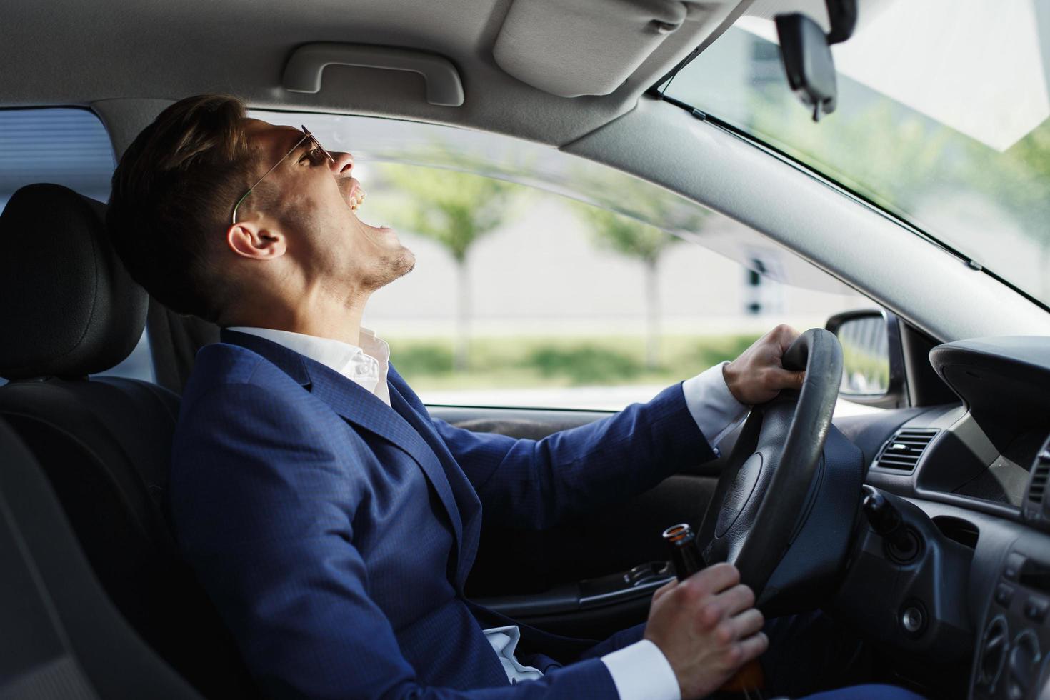 l'homme hurle dans la voiture photo