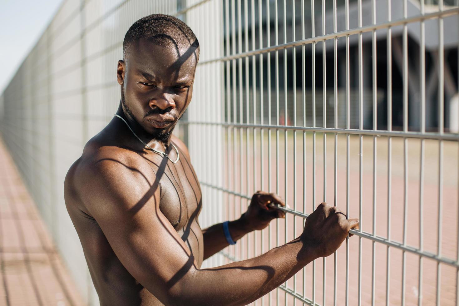 fit homme debout près d'une clôture photo