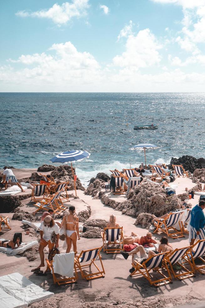 Naples, Italie, 2019-touristes prendre le soleil au large de Capri photo