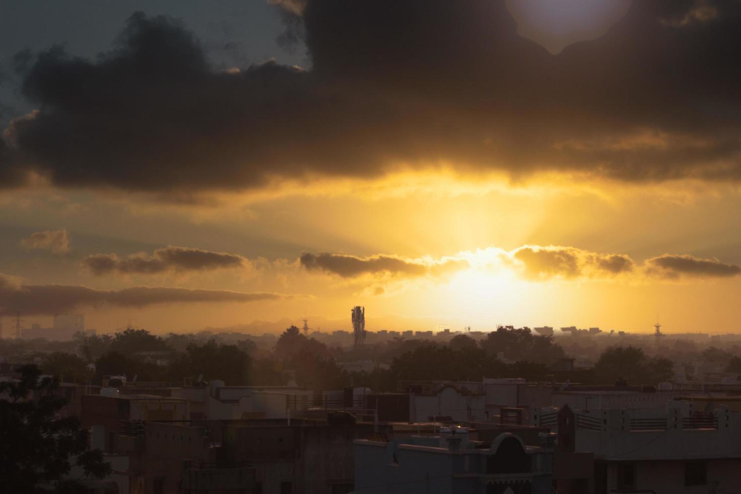 silhouette d'une ville au coucher du soleil photo