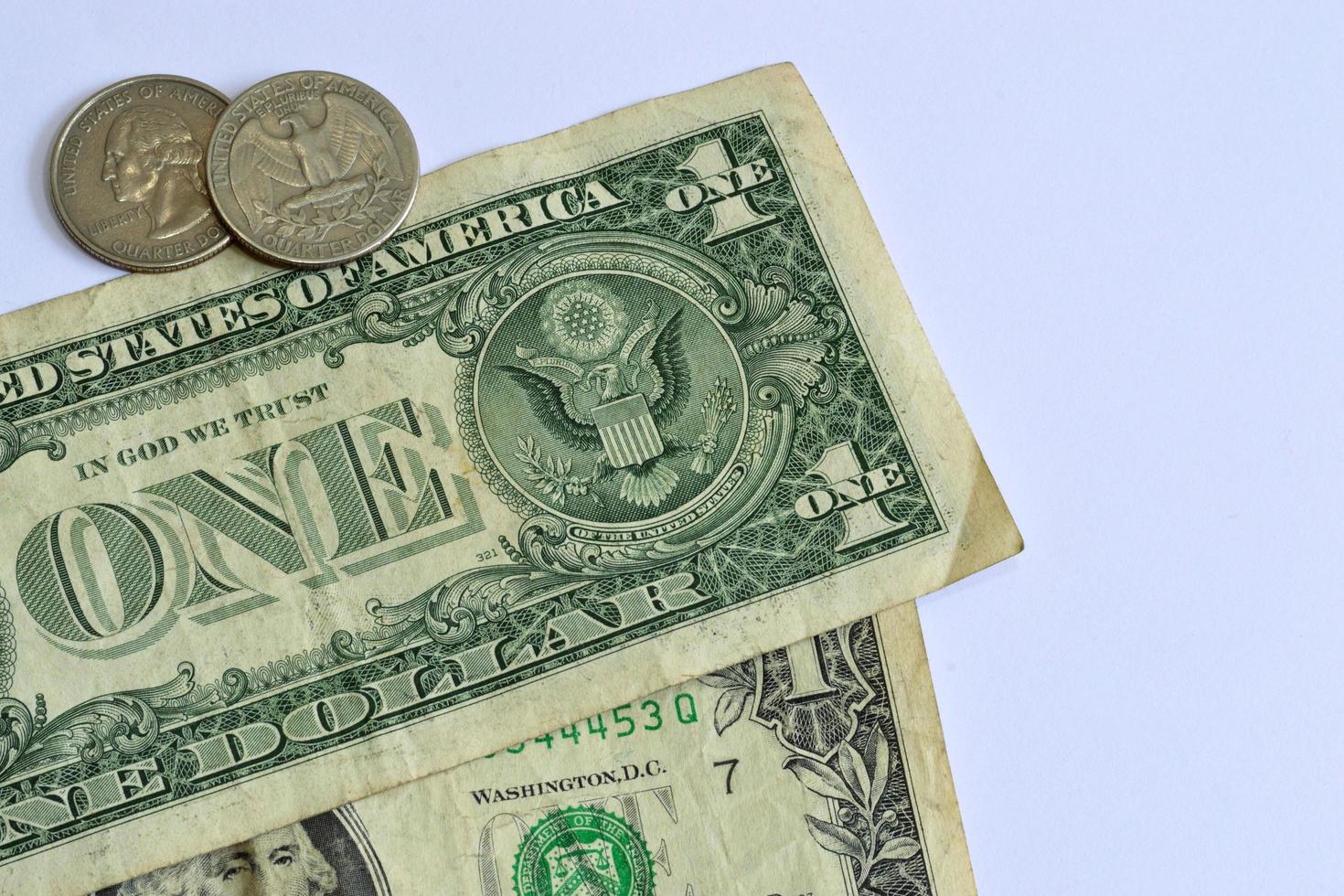 pièces de monnaie et billets d'un dollar photo