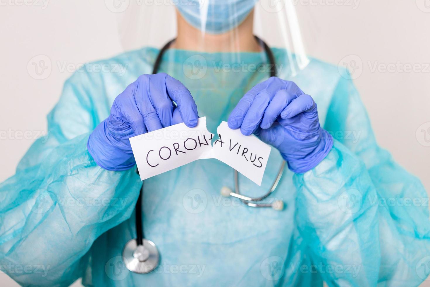 médecin infirmière portant une combinaison de protection pour lutter contre le coronavirus covid 19 avec une épidémie de coronavirus sur fond blanc ou covid-19, concept de quarantaine covid-19 photo