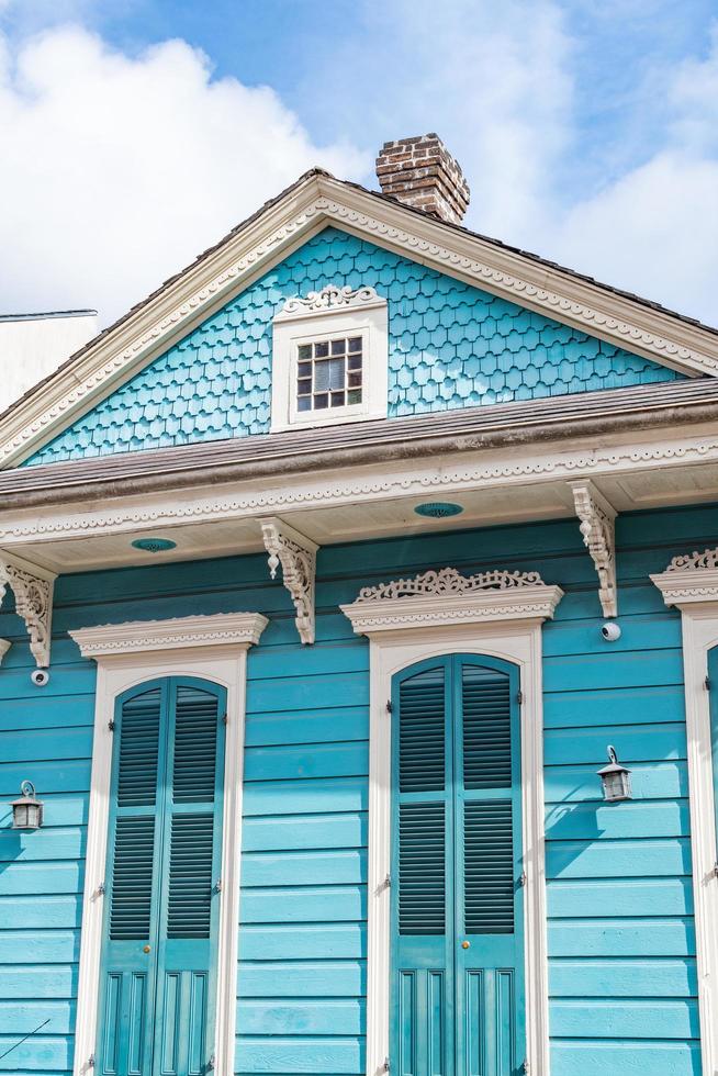 Nouvelle-Orléans, Louisiane, États-Unis. 4 novembre 2022. une maison bleue colorée sur fond de ciel bleu et de nuages blancs. photo