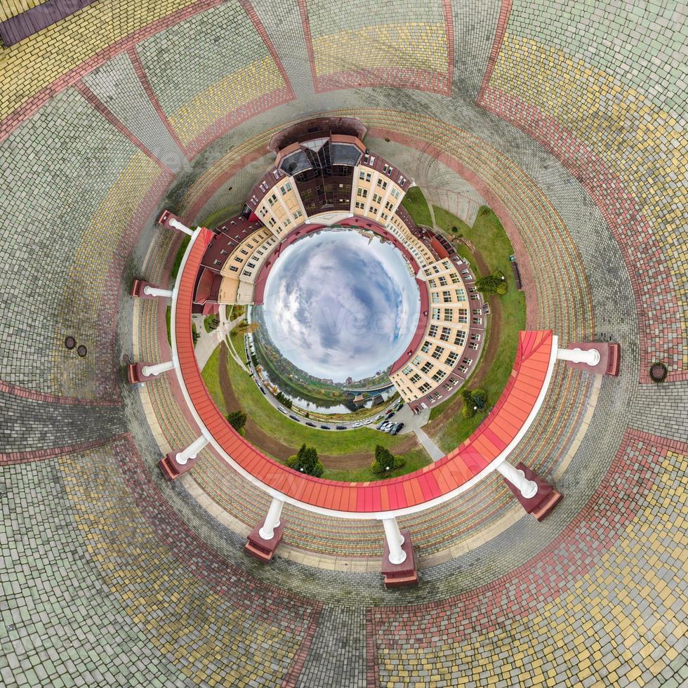 inversion de la petite planète et vue panoramique aérienne sphérique 360 sur la rue ancien château médiéval avec église et bâtiments historiques avec colonnes photo