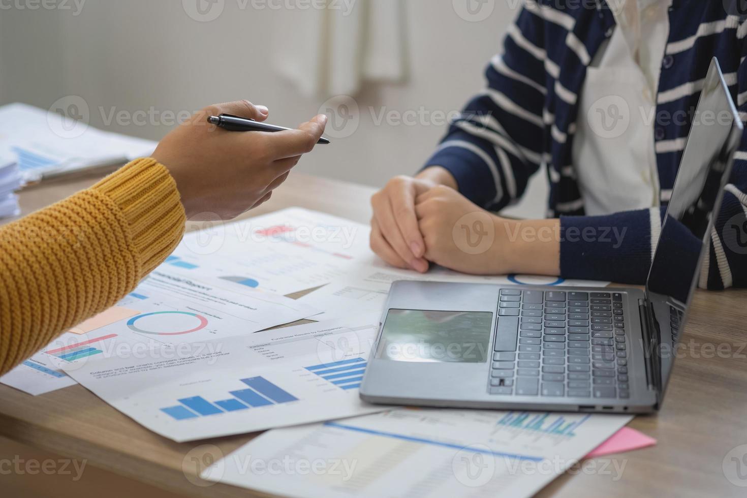 marketing, finance, comptabilité, planification, équipe femme comptable utilisant une calculatrice pour ordinateur portable et des documents, des tableaux, des graphiques dans l'analyse de l'entreprise est un profit. photo