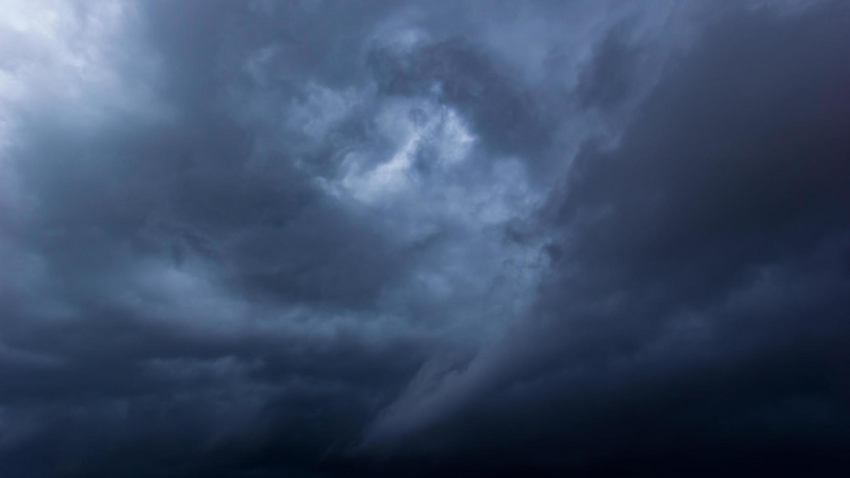 le ciel sombre avec de gros nuages convergents et un violent orage avant la pluie.ciel de mauvais temps. photo