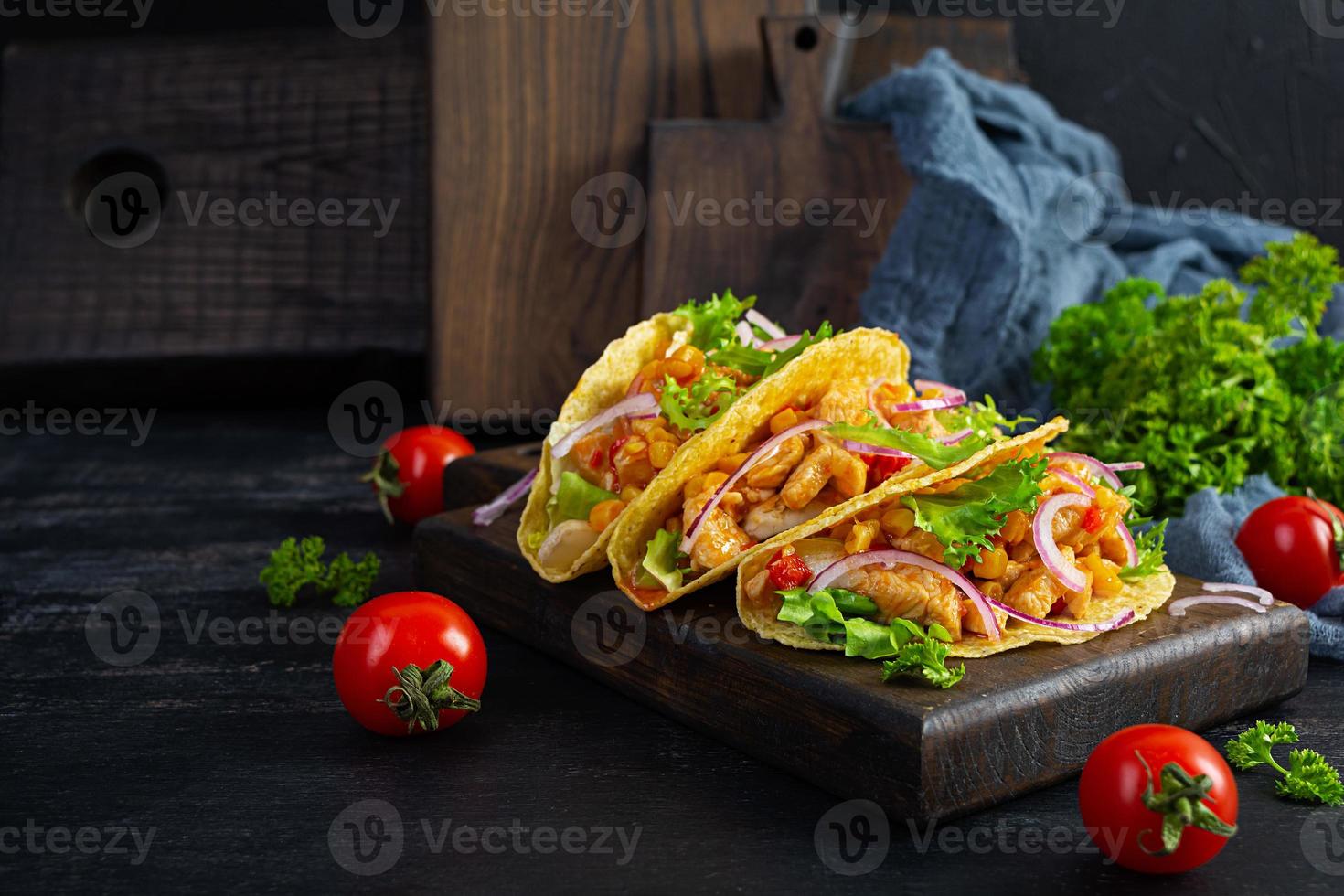 tacos mexicains avec tortilla de maïs. tortilla avec viande de poulet, maïs, laitue et oignon photo