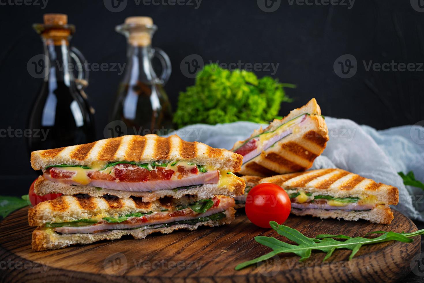 sandwich au jambon, fromage, feuilles de moutarde, tomates et oignons. savoureux clubs sandwichs photo