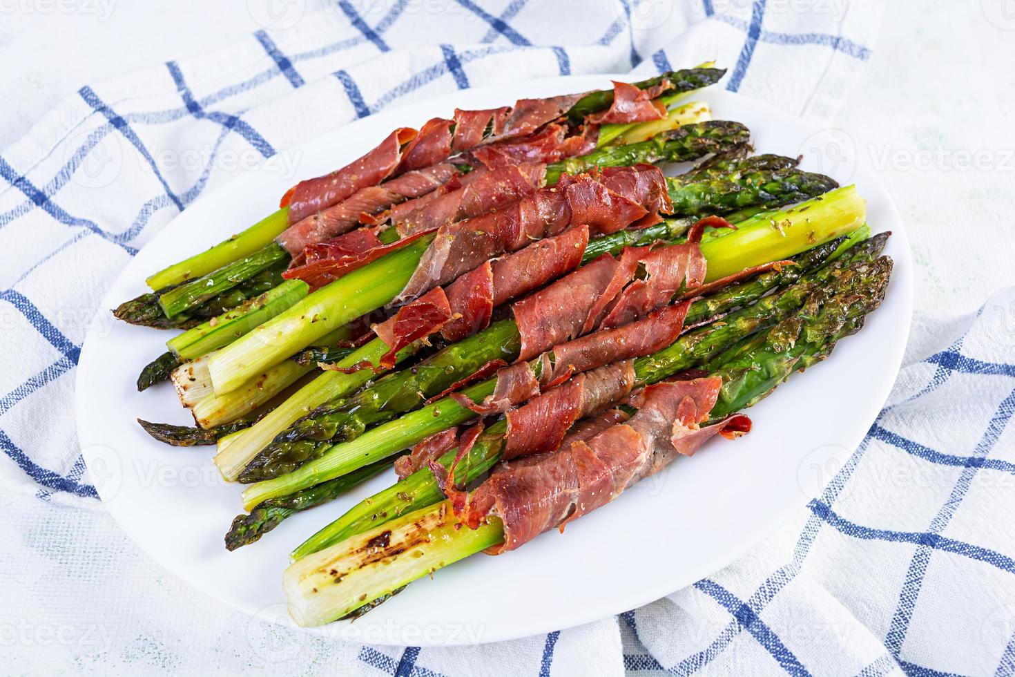 asperges au four avec bacon et herbes sur fond de bois photo