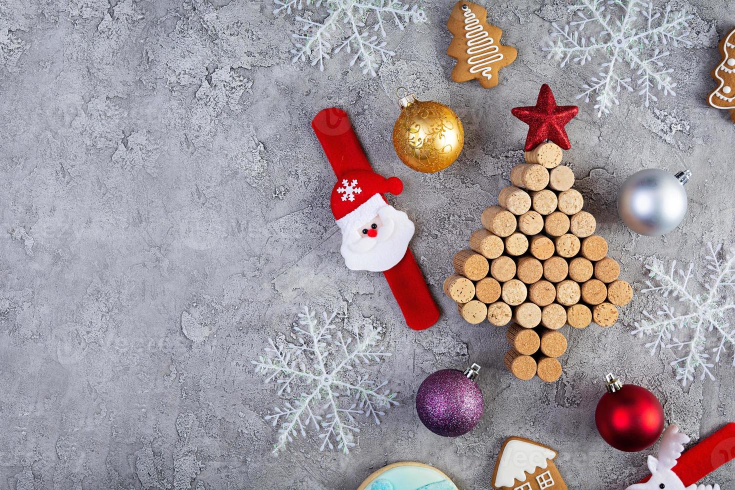 arbre de liège de vin avec des décorations de Noël. maquette de carte-cadeau du nouvel an photo
