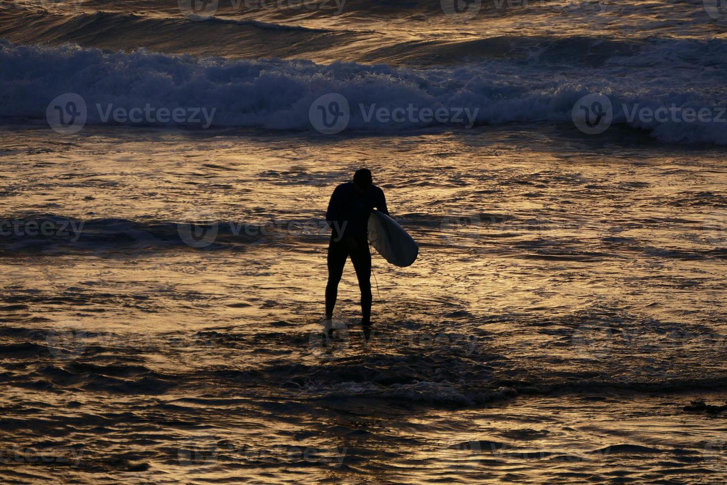 surfeur non identifié sur les îles canaries, vers juillet 2022 photo