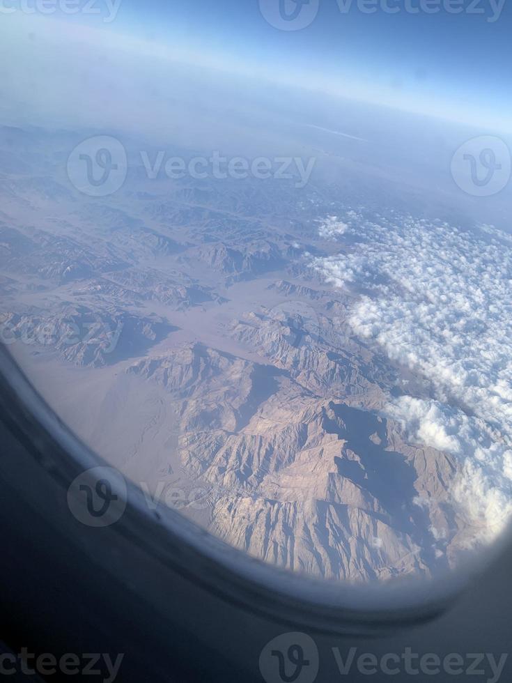 vue depuis le hublot de l'avion. désert d'egypte. photo