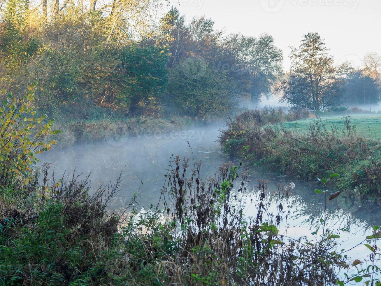 Temps d'automne à une rivière en Allemagne photo