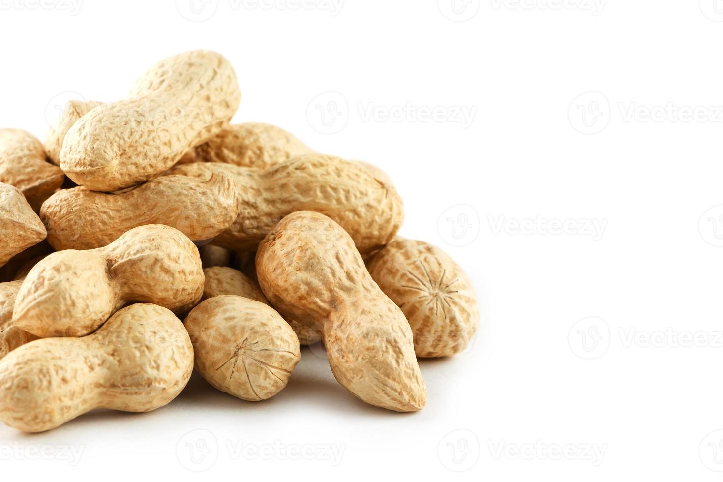 cacahuètes. deux noix décortiquées isolées sur fond blanc. macro d'arachide. photo