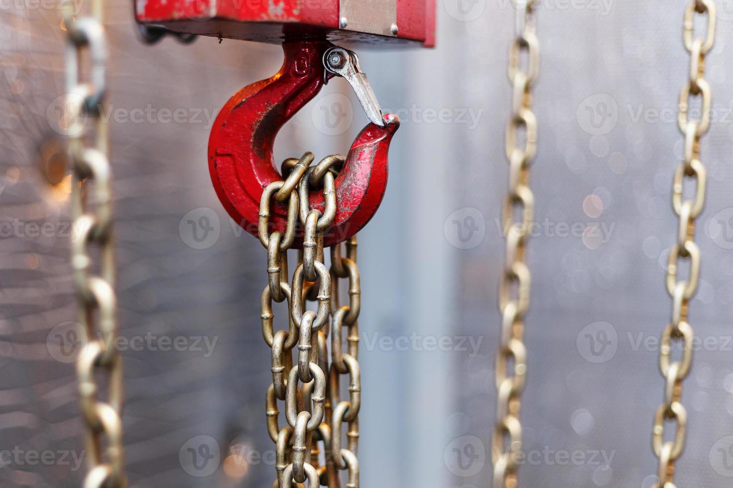 poignée en chaîne métallique avec crochet rouge dans le local technique. crochet de chargement de la grue. photo