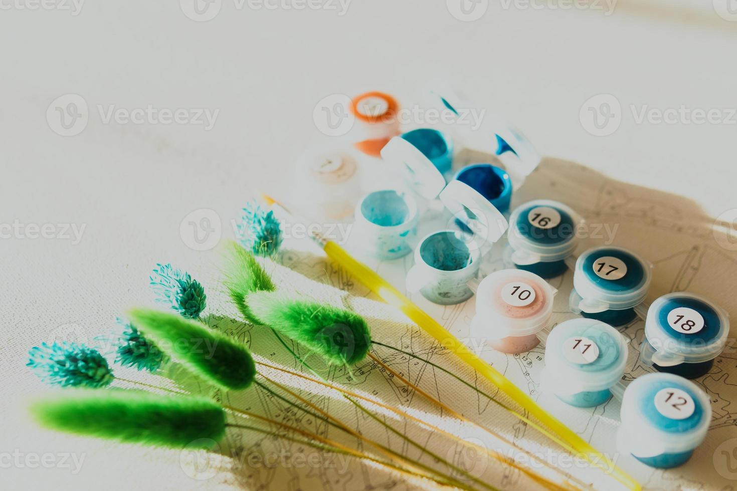 un ensemble de gouache colorée pour la peinture par numéros, couleurs pastel, dessin sur toile photo