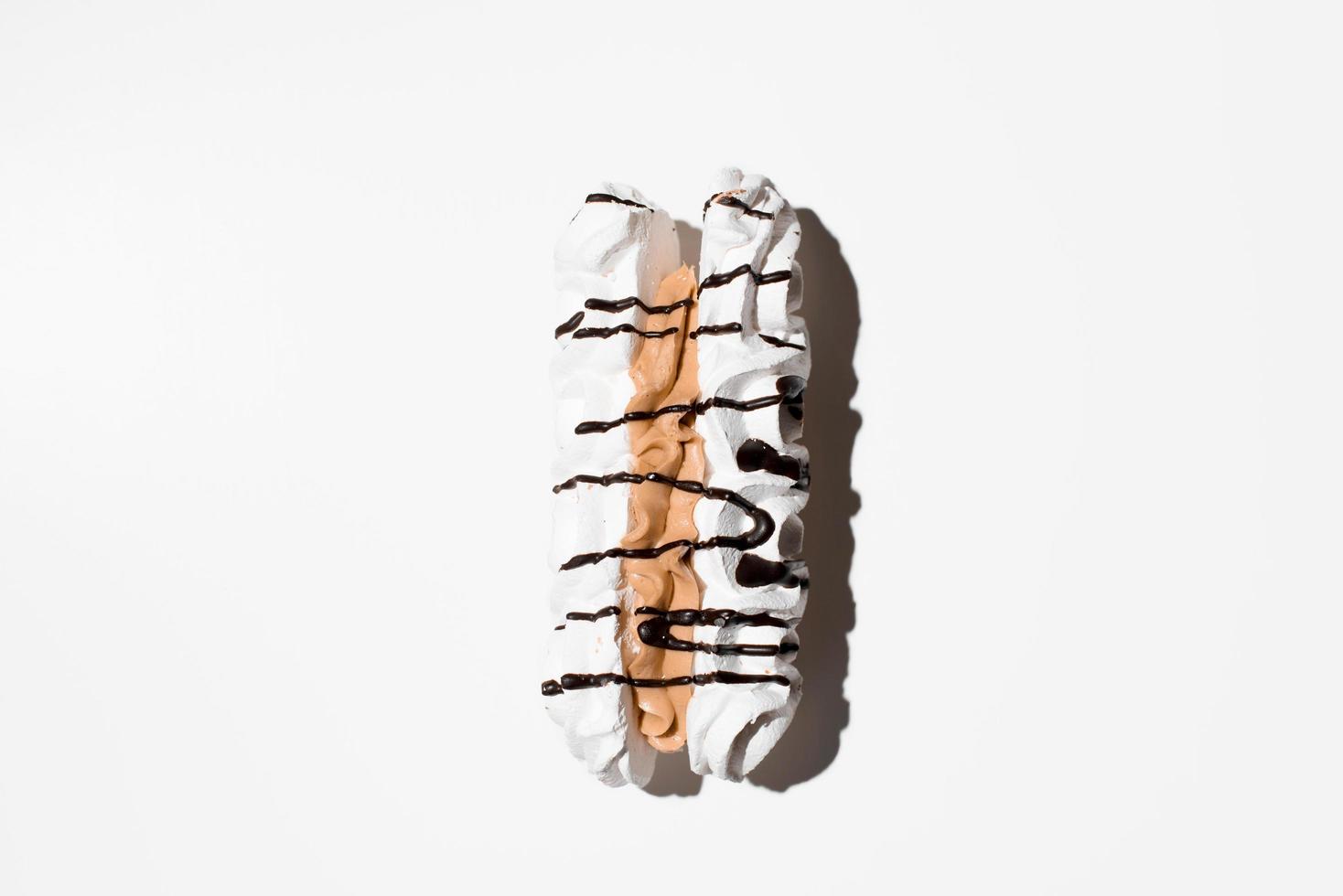 gâteau de meringue à la crème et au chocolat sur fond blanc, vue de dessus. photo