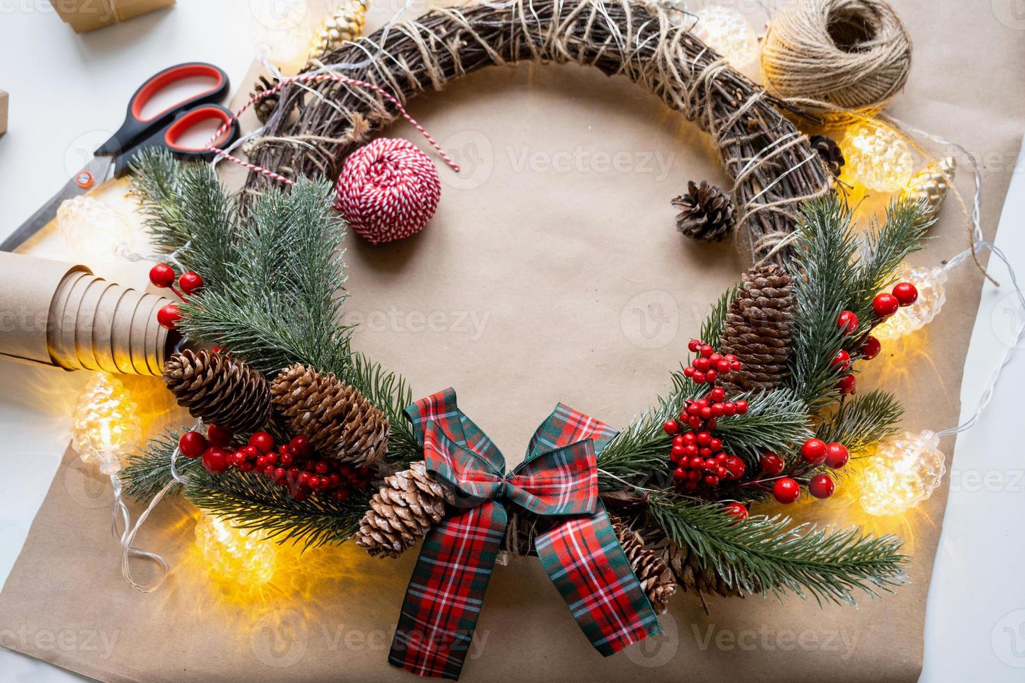 faire une couronne de Noël de vos propres mains. préparation des fêtes, décoration de la maison, nouvel an photo