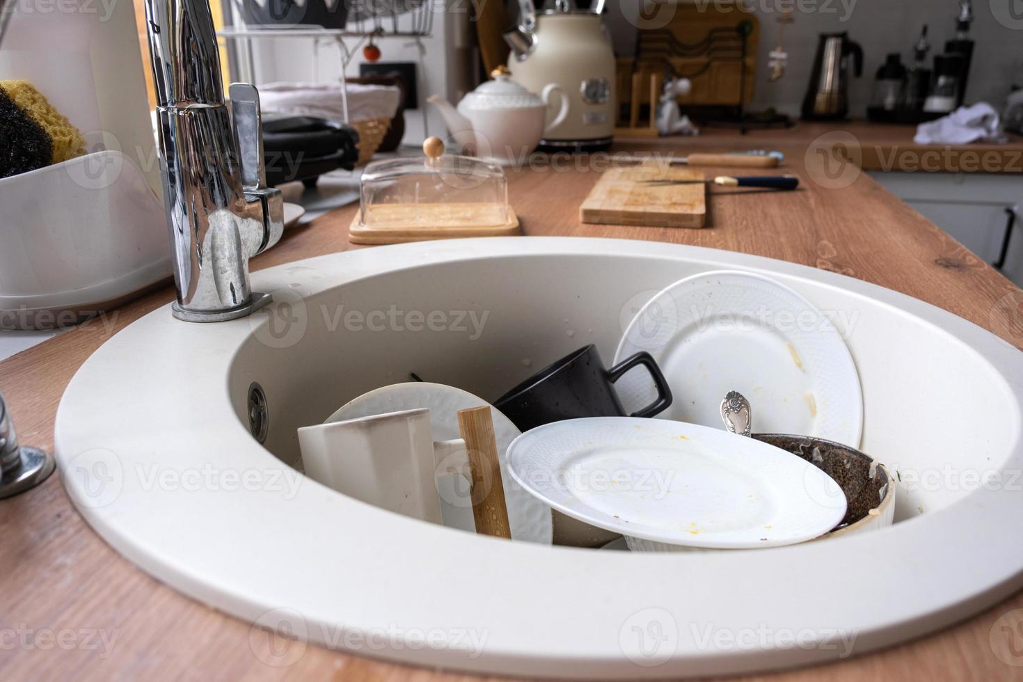 vaisselle sale dans l'évier de la cuisine, désordre après le déjeuner, trop paresseux pour laver la vaisselle. nettoyage de cuisine, détergent, services de nettoyage photo
