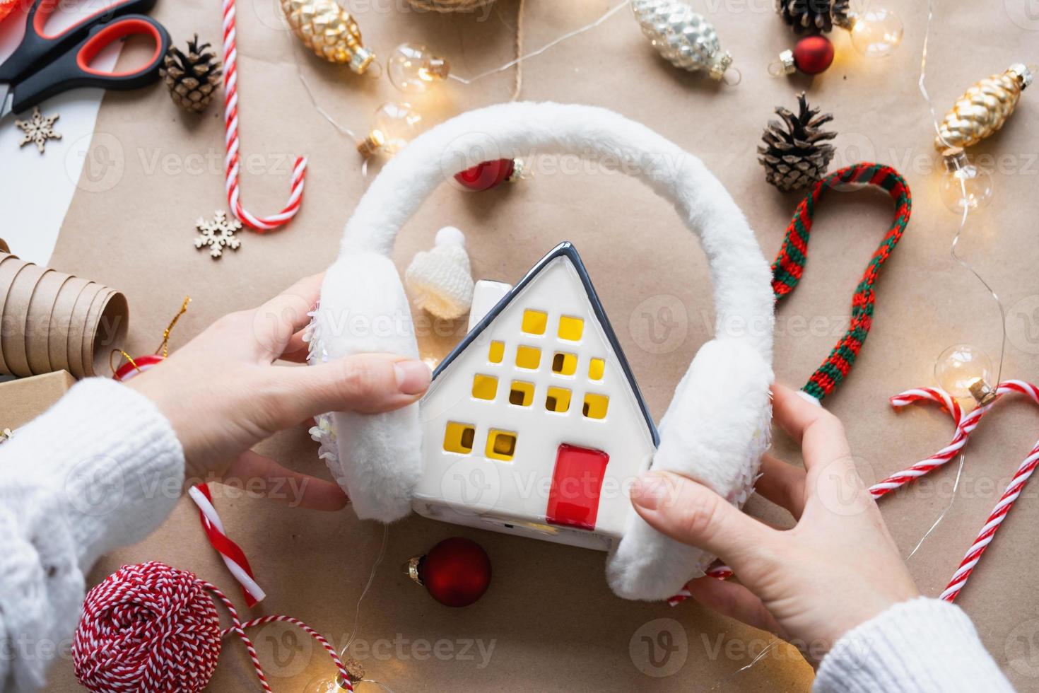 maison confortable dans un décor de noël, écharpe tricotée chaude, chapeau, hivernage. hiver, neige - isolation de la maison, protection contre le froid, système de chauffage des locaux. ambiance festive, noël, nouvel an photo