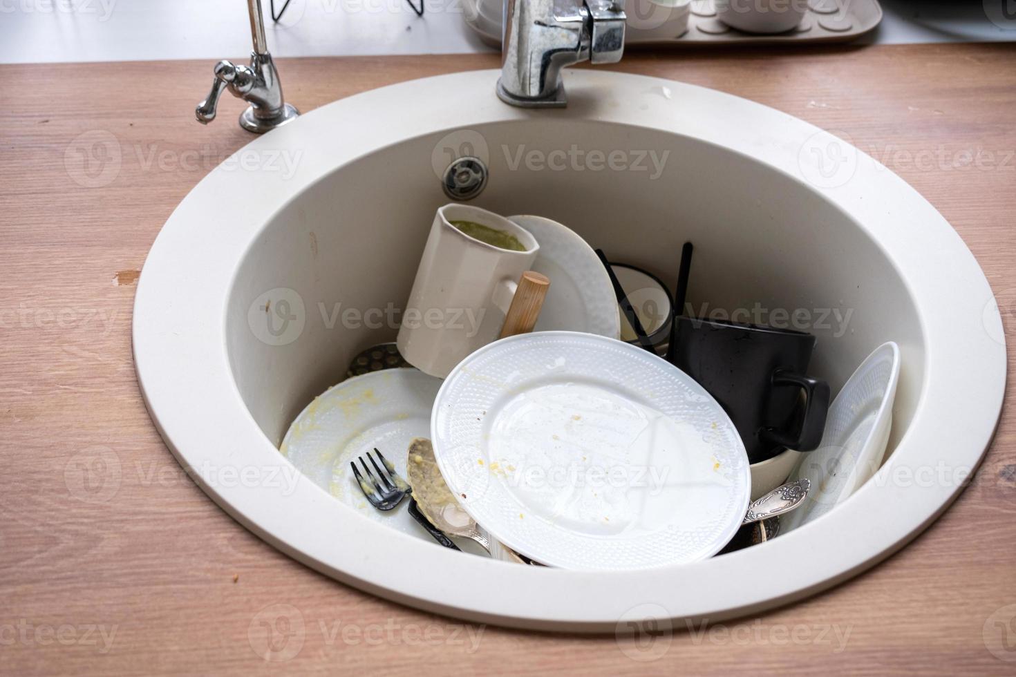vaisselle sale dans l'évier de la cuisine, désordre après le déjeuner, trop paresseux pour laver la vaisselle. nettoyage de cuisine, détergent, services de nettoyage photo
