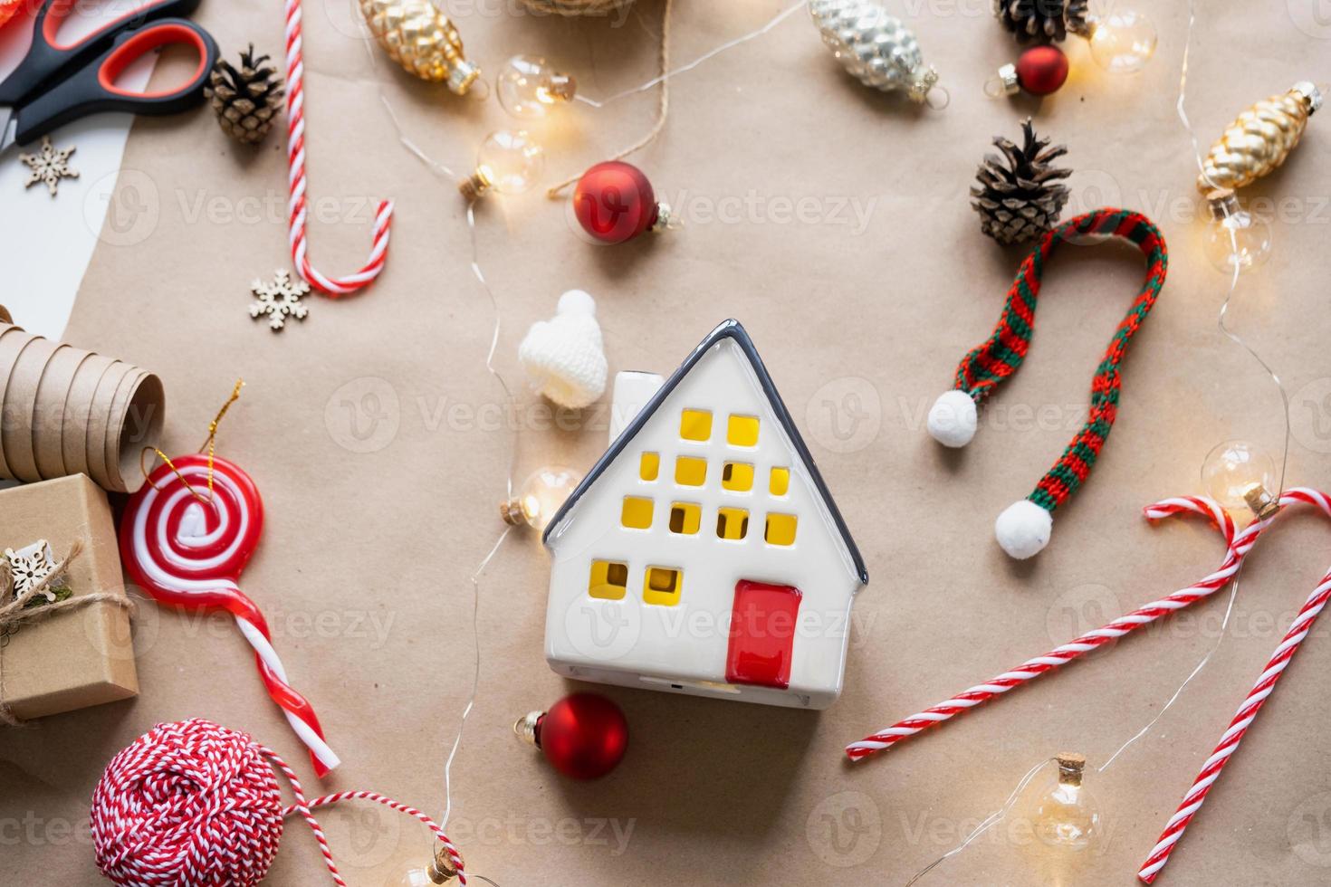 maison confortable dans un décor de noël, écharpe tricotée chaude, chapeau, hivernage. hiver, neige - isolation de la maison, protection contre le froid, système de chauffage des locaux. ambiance festive, noël, nouvel an photo