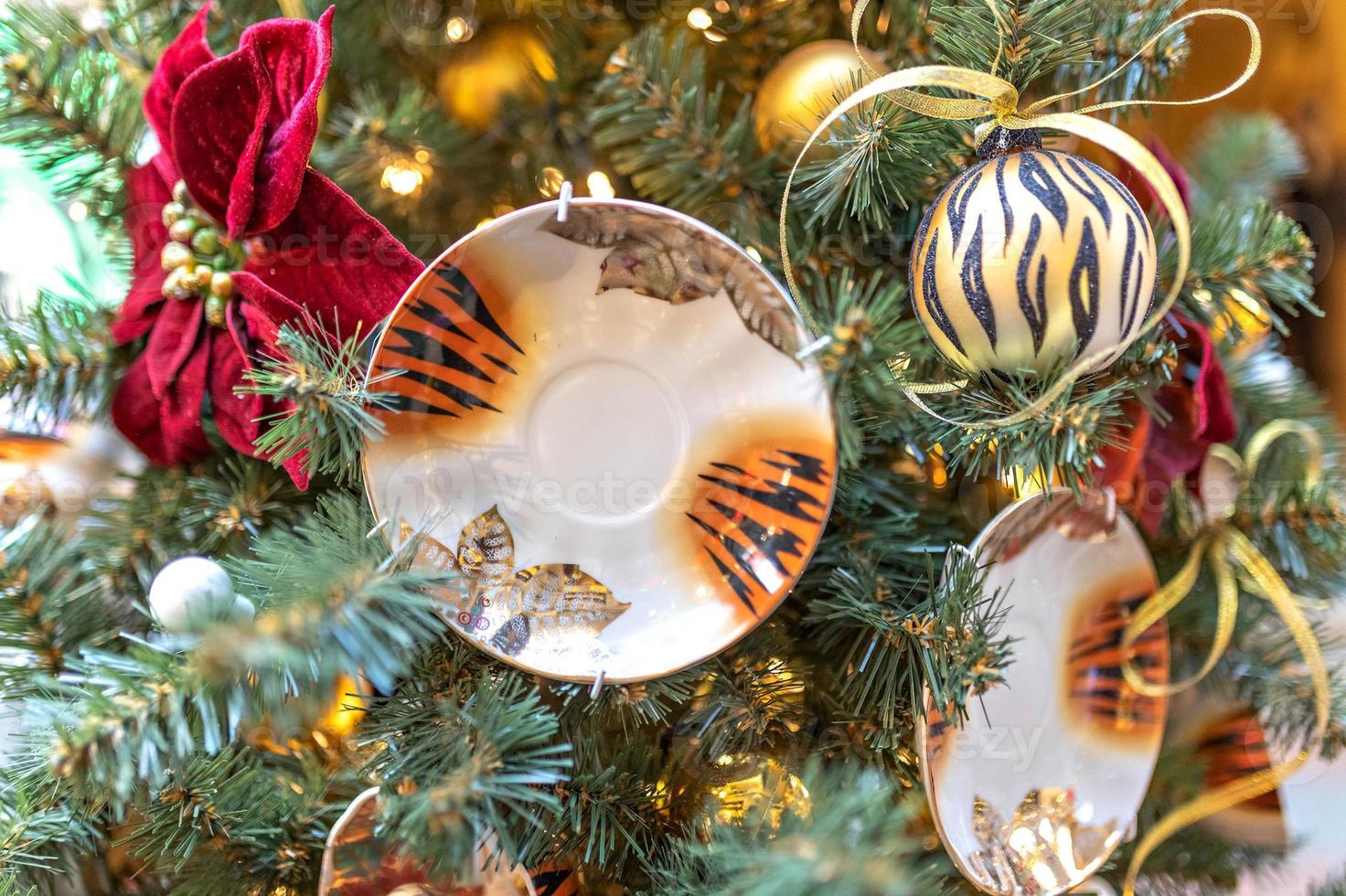 fond de noël d'un sapin de noël décoré de jouets de noël avec le symbolisme de la coloration de soucoupe tigre-tigre du nouvel an. vacances d'hiver. photo