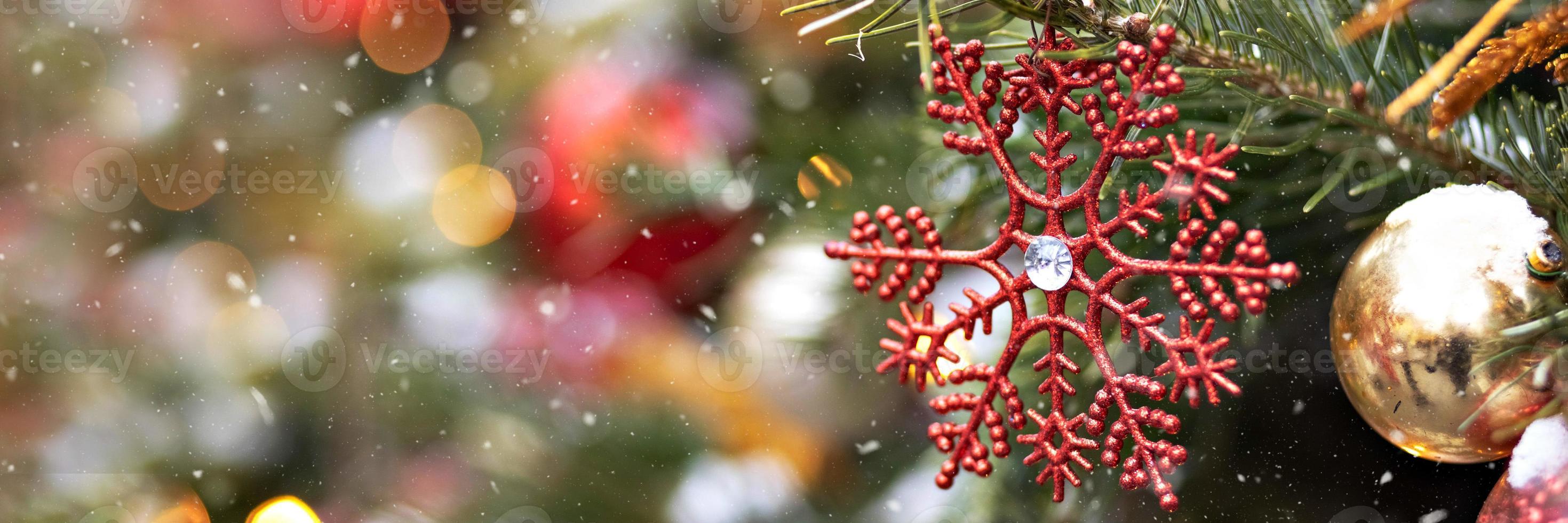 fond de noël d'un sapin de noël décoré de jouets de noël. vacances d'hiver. nouvel An. photo