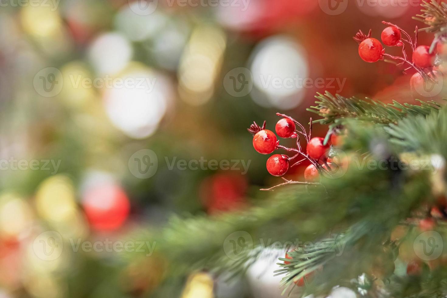 fond de noël d'un sapin de noël décoré de jouets de noël. vacances d'hiver. nouvel An. photo