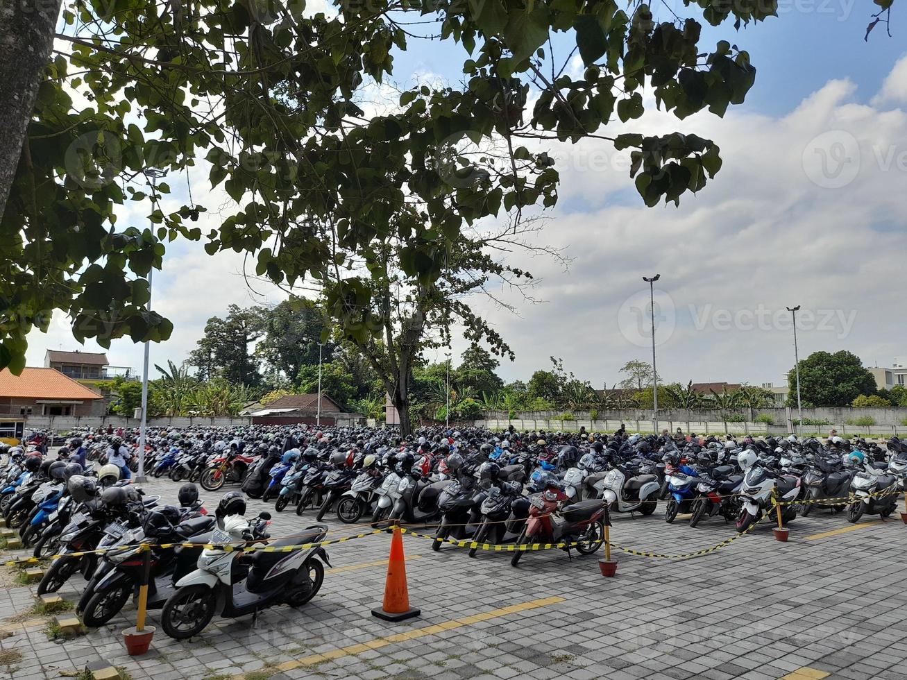 motos garées en ligne dans un parking pour motos. photo