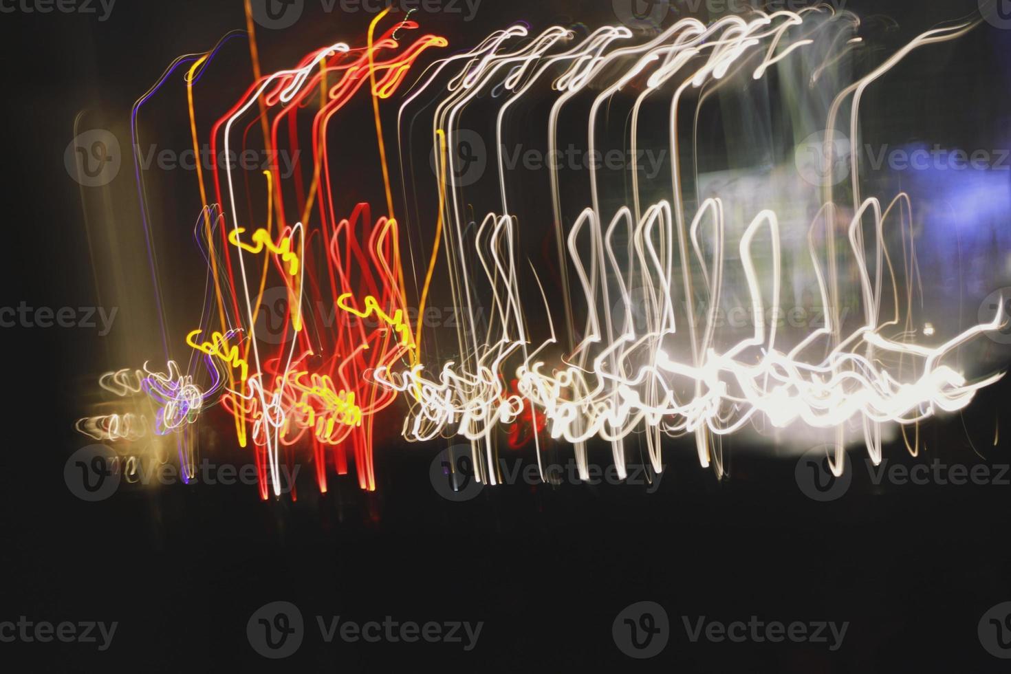 photographie à longue exposition des phares du véhicule la nuit en ville photo