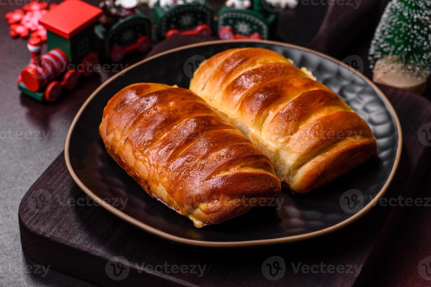 douce et savoureuse cuisson festive fraîche sur un fond de béton foncé photo