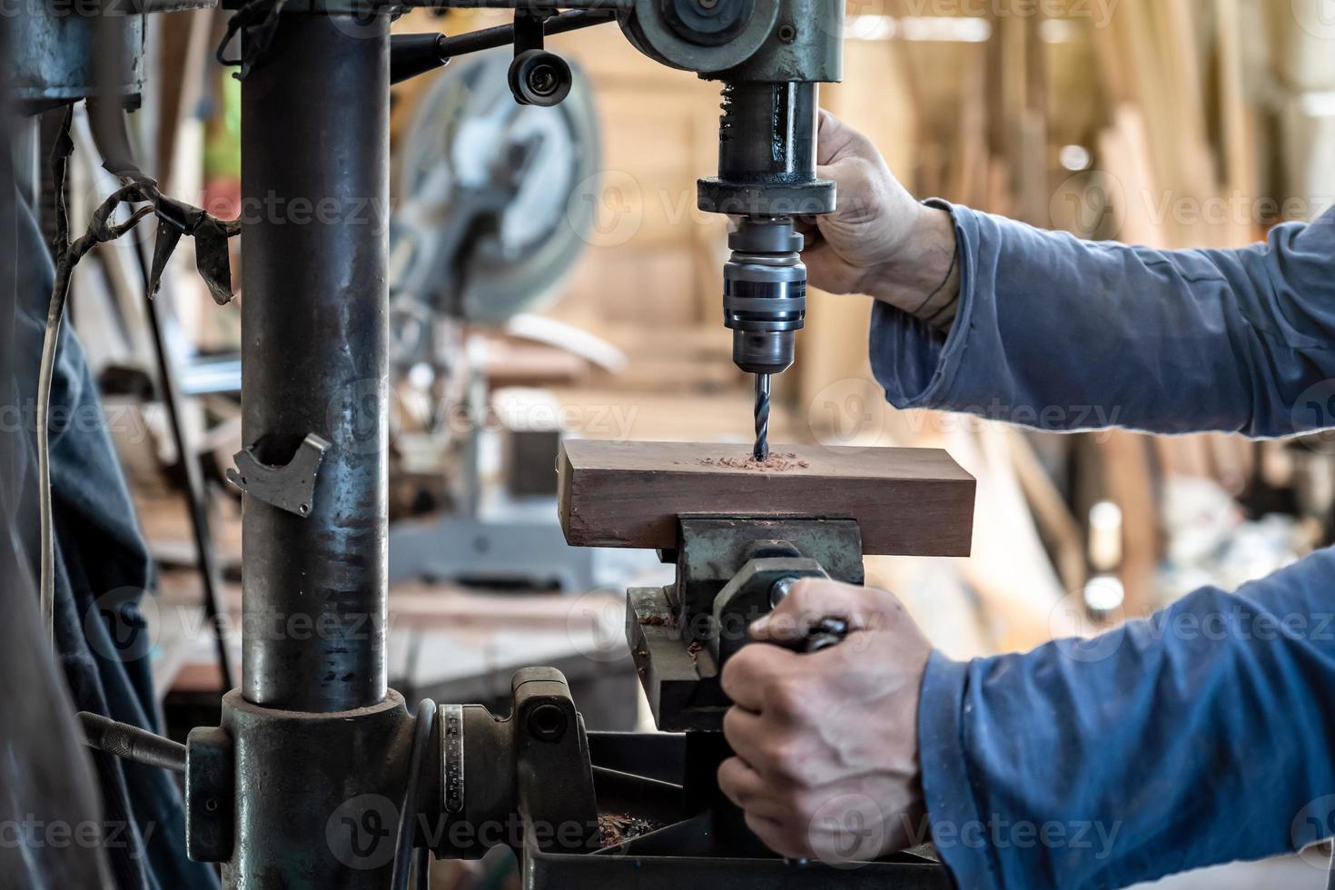 détail d'un charpentier forant un bois avec une perceuse. photo