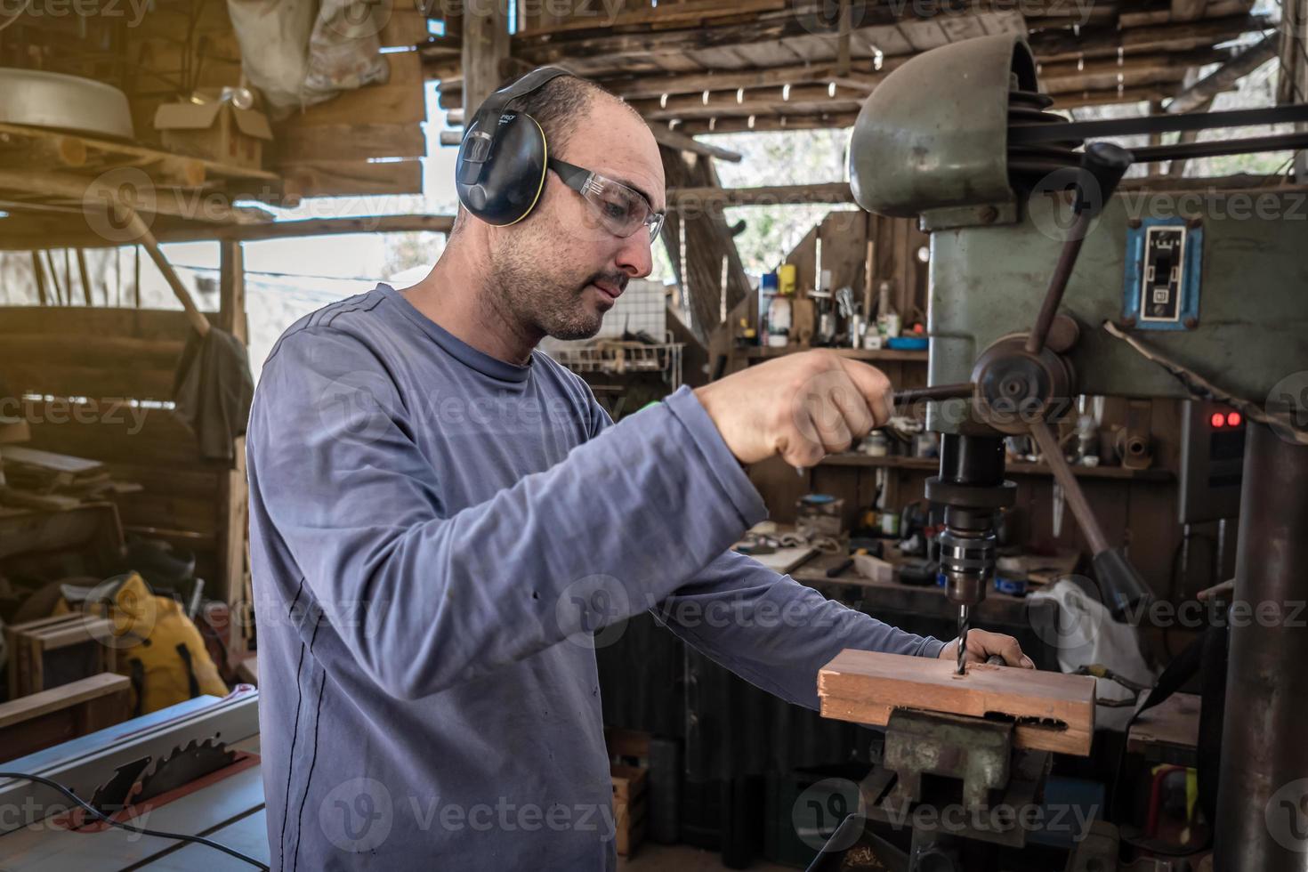 menuisier travaillant sur l'artisanat du bois dans l'atelier. photo