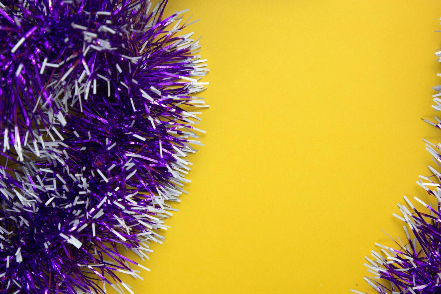 rubans violets sur fond jaune et espace pour le texte, rubans pour cadeaux donnant un concept à noël, décoration de fête du nouvel an. photo